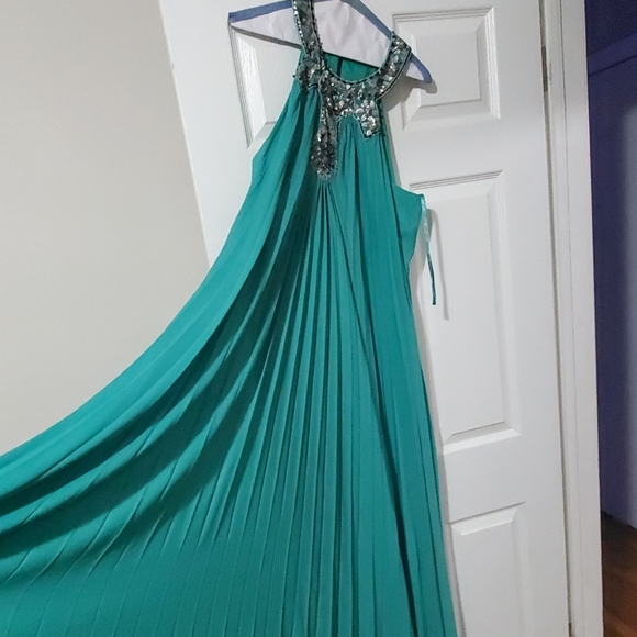 Dress - Picture 3 of 4